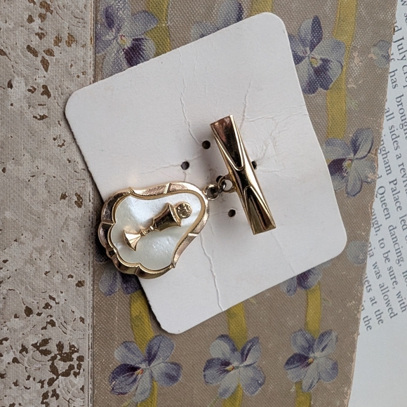 Vintage Religious Communion Gold and Silver Brooch With Mother Of Pearl - Picture 10 of 10